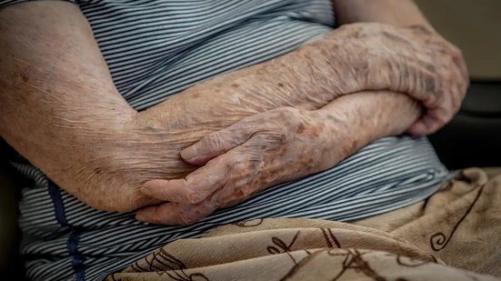 O Atlas da Violência apontou que, entre pessoas com mais de 60 anos, a violência múltipla está relacionada à associação da negligência com a agressão física - Envato