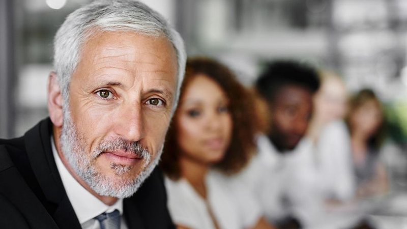 Empresas ainda estão aprendendo a fazer contratações de pessoas 50+ e trabalhar a retenção - Envato