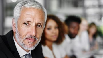 Empresas ainda estão aprendendo a fazer contratações de pessoas 50+ e trabalhar a retenção - Envato