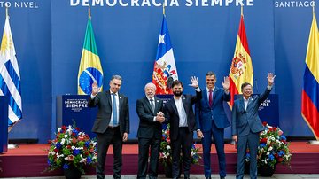 Lula rodeado pelos presidentes Boric (Chile), Petro (Colômbia), Orsi (Uruguai) e do primeiro-ministro espanhol, Pedro Sánchez - Gabriel de Sousa e Gabriel Hirabahasi