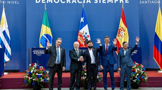 Lula rodeado pelos presidentes Boric (Chile), Petro (Colômbia), Orsi (Uruguai) e do primeiro-ministro espanhol, Pedro Sánchez - Gabriel de Sousa e Gabriel Hirabahasi