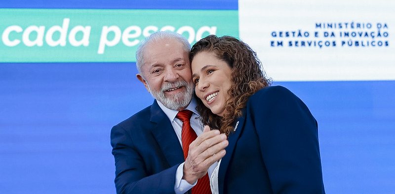 Lula e Esther Dweck na cerimônia em que as medidas, também voltadas a proprietários rurais, foram anunciadas - Ricardo Stuckert / PR