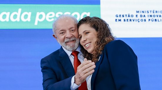 Lula e Esther Dweck na cerimônia em que as medidas, também voltadas a proprietários rurais, foram anunciadas - Ricardo Stuckert / PR