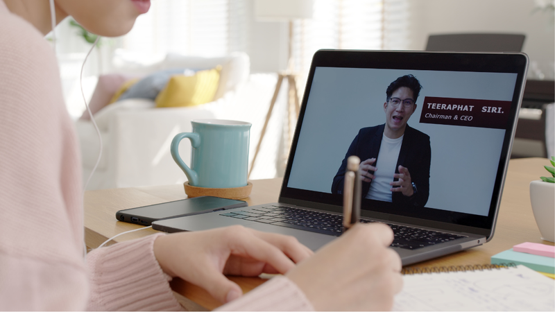 A meta-análise mencionada avaliou 24 estudos que compararam o desempenho de participantes após assistirem a videoaulas em diferentes velocidades (1x, 1,25x, 1,5x, 2x e 2,5x) - Foto: Envato Elements