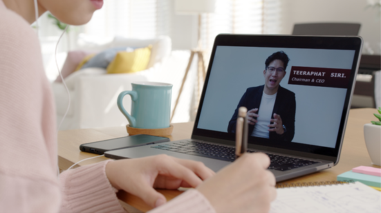 A meta-análise mencionada avaliou 24 estudos que compararam o desempenho de participantes após assistirem a videoaulas em diferentes velocidades (1x, 1,25x, 1,5x, 2x e 2,5x) - Foto: Envato Elements