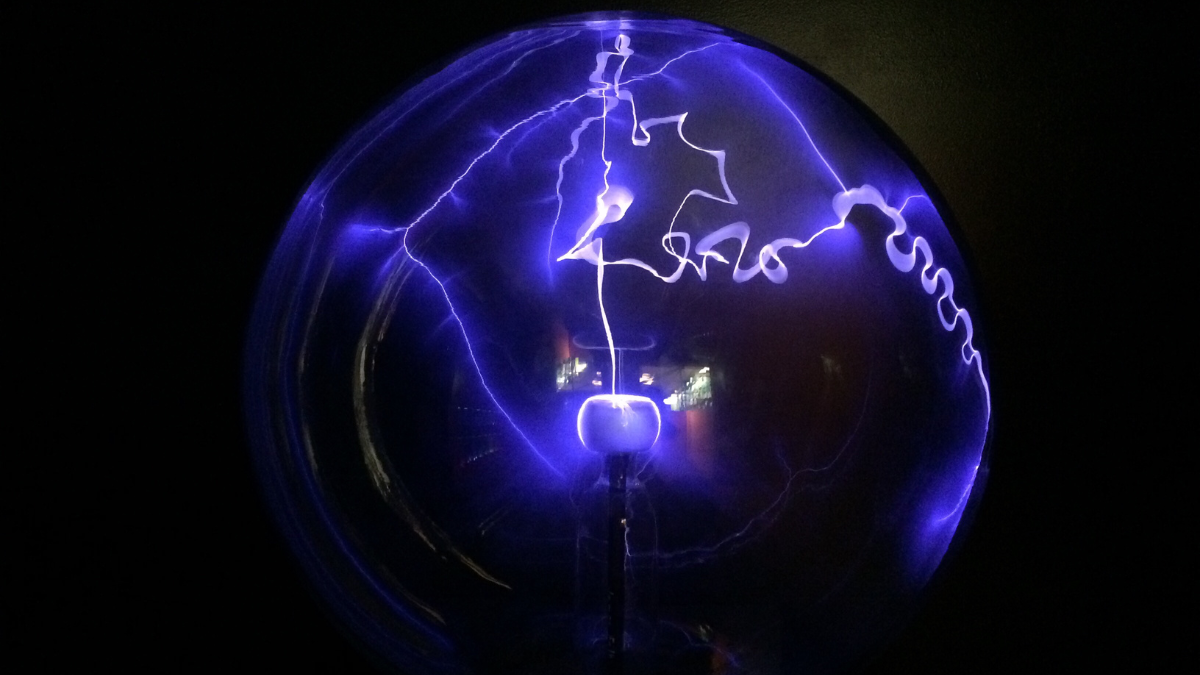 A recomendação é utilizar apenas materiais elétricos com selo de conformidade - Foto: Envato Elements