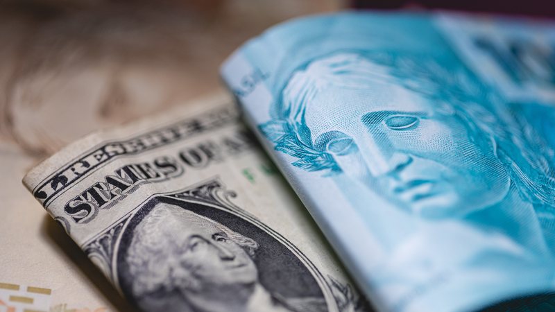 Câmbio afeta até 18% do consumo médio dos brasileiros, segundo pesquisa da FGV - Adobe Stock