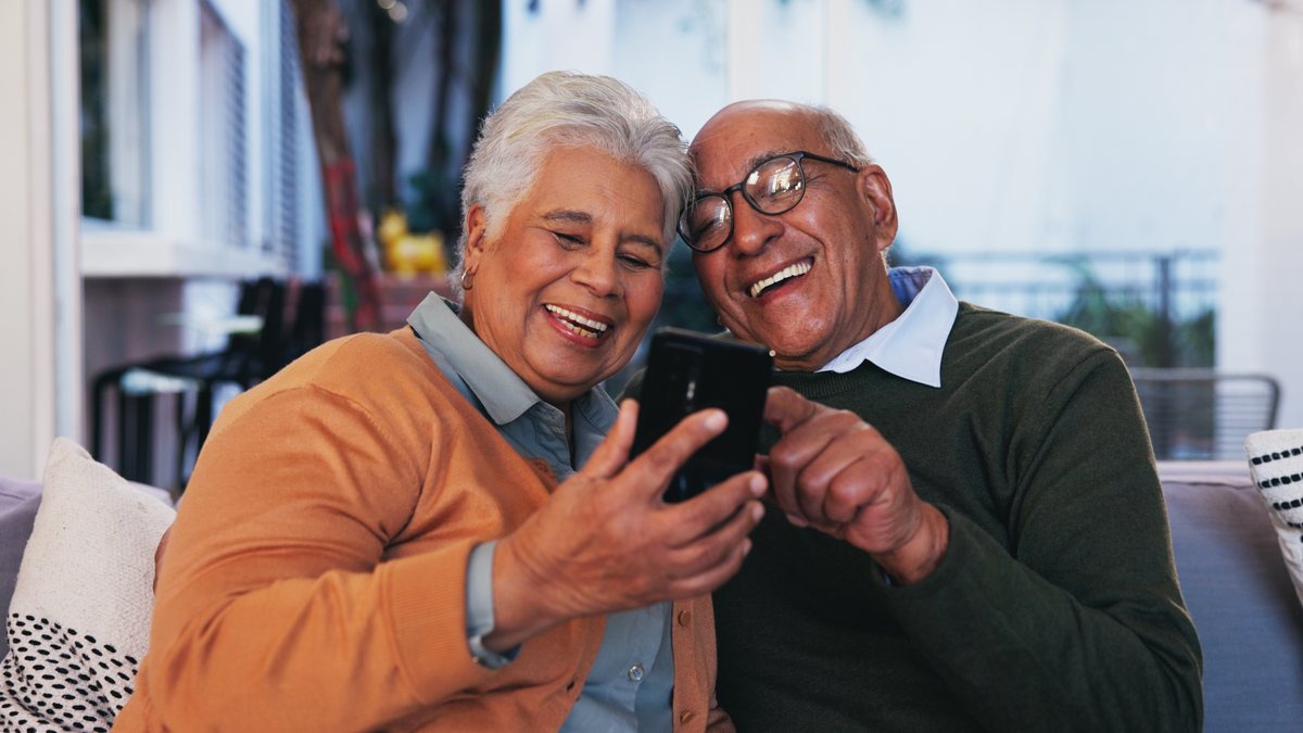 A proporção de idosos conectados à internet no País subiu de 44,8% em 2019 para 69,8% em 2024 - Adobe Stock