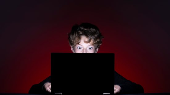 Pesquisa aponta que 75% das crianças e adolescentes brasileiros possuem perfis próprios em redes sociais, um terço abertos - Adobe Stock