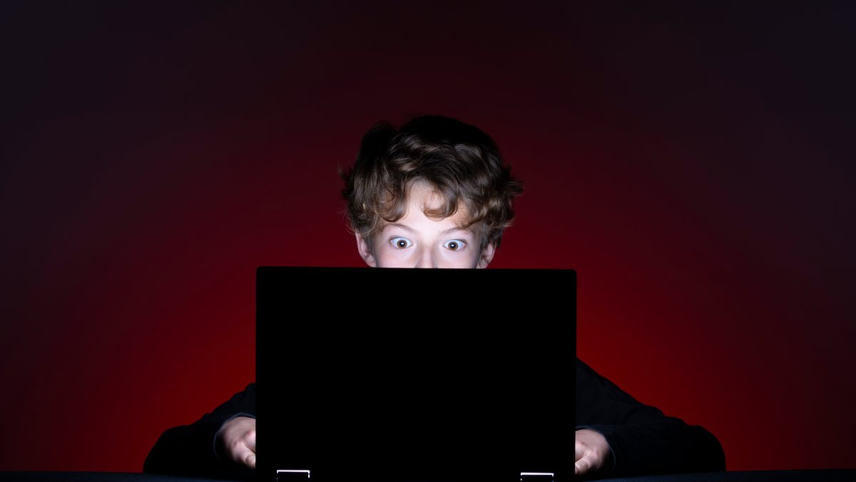 Pesquisa aponta que 75% das crianças e adolescentes brasileiros possuem perfis próprios em redes sociais, um terço abertos - Adobe Stock