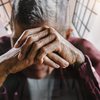 Se o abandono do idoso ou PCD resultar em lesão corporal grave, a prisão aumenta de três a sete anos - Adobe Stock
