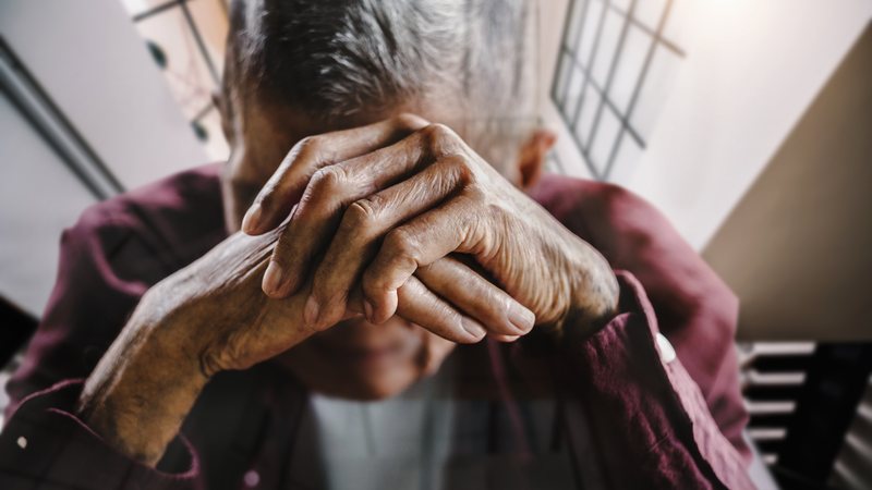 Se o abandono do idoso ou PCD resultar em lesão corporal grave, a prisão aumenta de três a sete anos - Adobe Stock