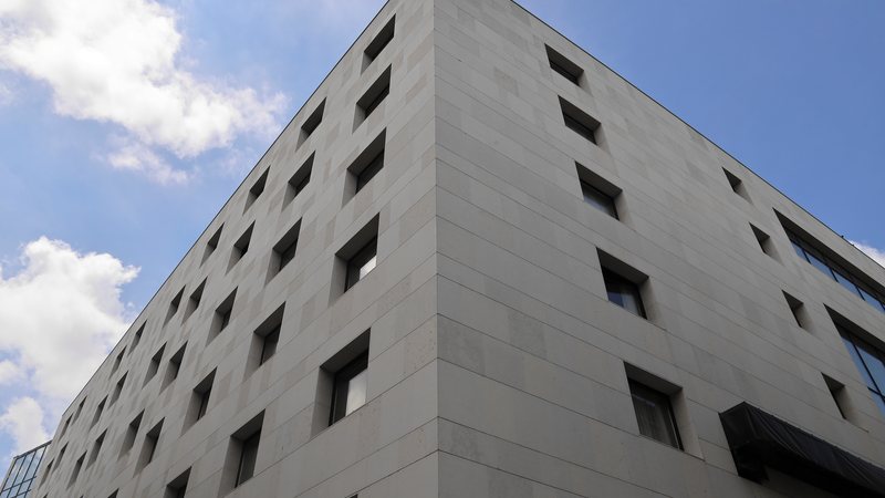 Estudo da B3 em parceria com Neoway aponta que rendimento dos Fundos Imobiliários de lajes superaram os de papel - Adobe Stock