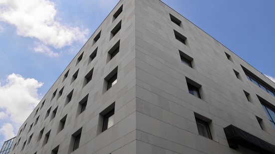 Estudo da B3 em parceria com Neoway aponta que rendimento dos Fundos Imobiliários de lajes superaram os de papel - Adobe Stock