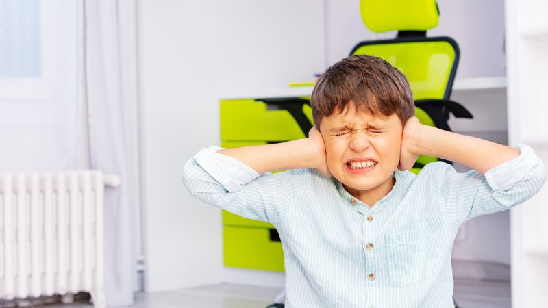 Projeto de lei quer substituir sinal de escola por música para conforto de autistas - Adobe Stock