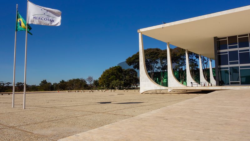 Bandeira do Mercosul na frente do Palácio do Planalto: Brasil assume a presidência do bloco pelos próximos seis meses - Adobe Stock