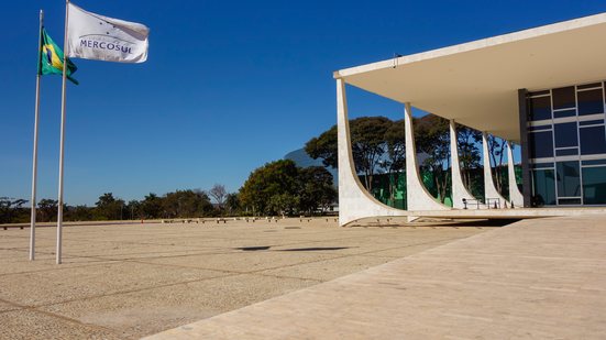 Bandeira do Mercosul na frente do Palácio do Planalto: Brasil assume a presidência do bloco pelos próximos seis meses - Adobe Stock