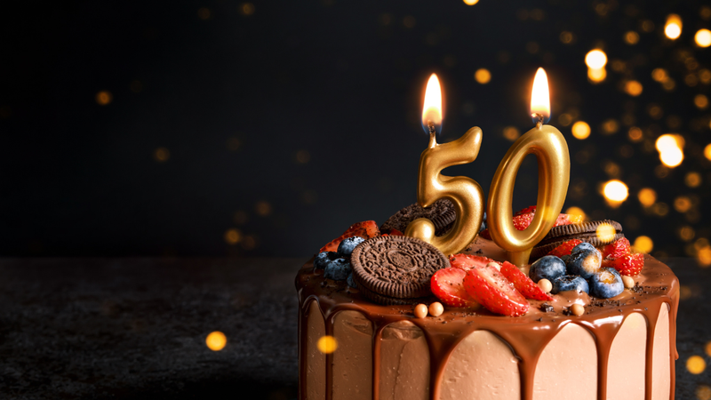 A comemoração dos 50 anos pode ser grande ou simples, sozinha ou acompanhada. O que vale é fazer sentido para quem está vivendo o momento - Foto: Envato Elements