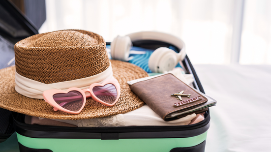 Isso se traduz em passagens aéreas mais baratas, diárias de hotéis com descontos, atendimento mais atencioso nos pontos turísticos - Envato