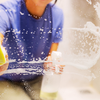 Para garantir segurança, o uso de luvas durante a limpeza é fundamental - Foto: Envato Elements