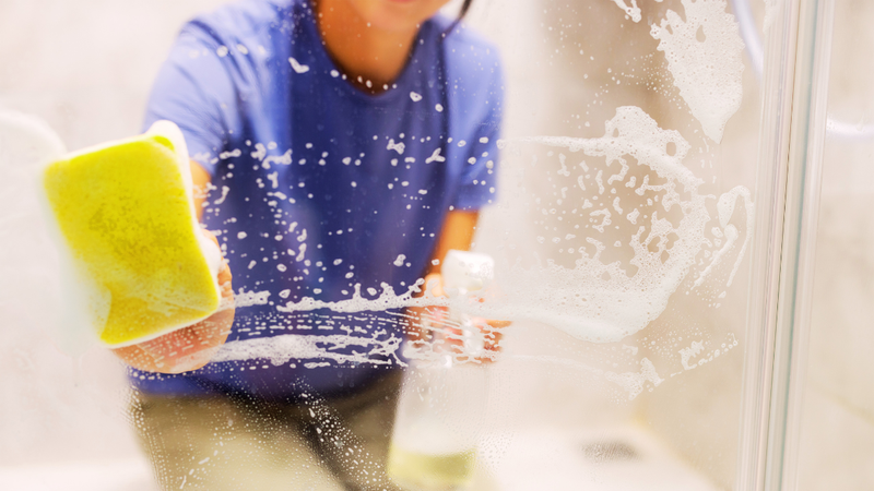 Para garantir segurança, o uso de luvas durante a limpeza é fundamental - Foto: Envato Elements