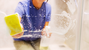 Para garantir segurança, o uso de luvas durante a limpeza é fundamental - Foto: Envato Elements