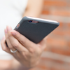O aumento no uso de celulares e computadores causa microtraumas e rigidez nas articulações - Foto: Envato Elements