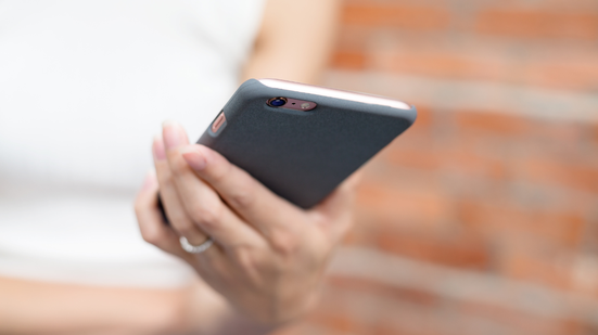 O aumento no uso de celulares e computadores causa microtraumas e rigidez nas articulações - Foto: Envato Elements