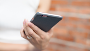 O aumento no uso de celulares e computadores causa microtraumas e rigidez nas articulações - Foto: Envato Elements