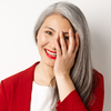 Algumas cores combinam bem com quase todos os tons de pele e tipos de cabelo grisalho - Foto: Envato Elements