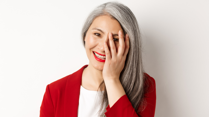 Algumas cores combinam bem com quase todos os tons de pele e tipos de cabelo grisalho - Foto: Envato Elements