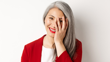 Algumas cores combinam bem com quase todos os tons de pele e tipos de cabelo grisalho - Foto: Envato Elements