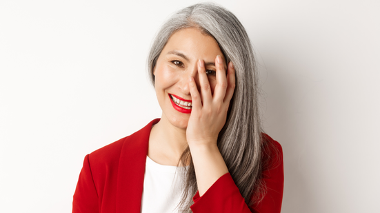 Algumas cores combinam bem com quase todos os tons de pele e tipos de cabelo grisalho - Foto: Envato Elements