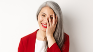 Algumas cores combinam bem com quase todos os tons de pele e tipos de cabelo grisalho - Foto: Envato Elements