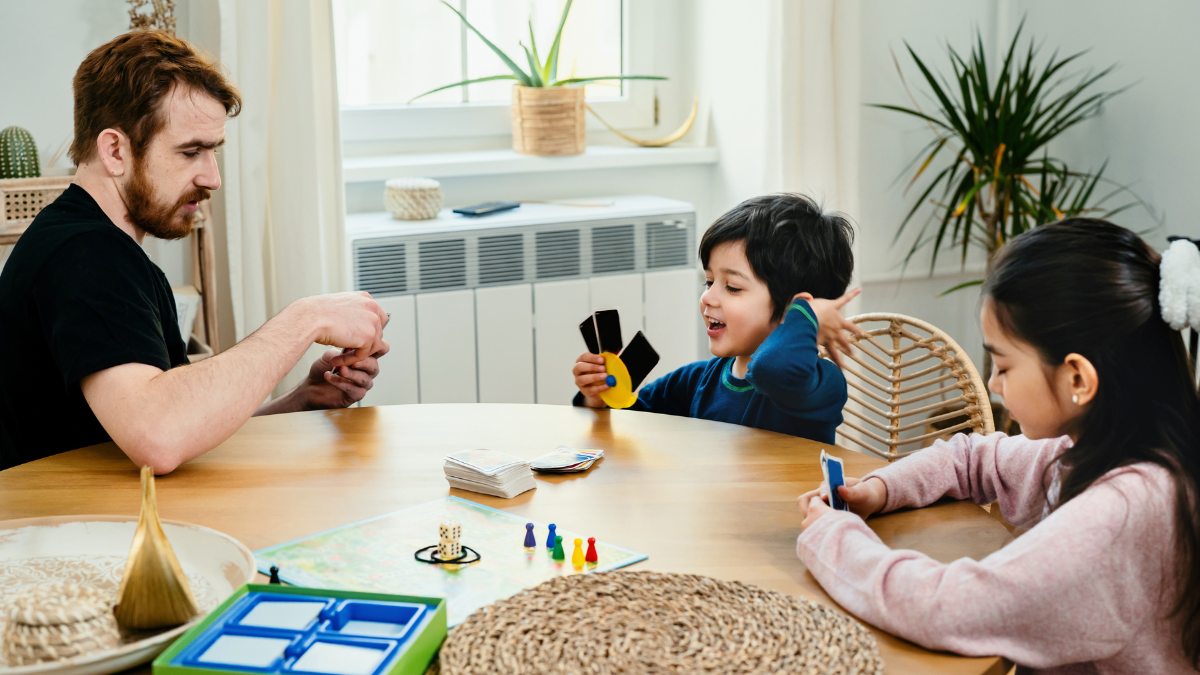 Mesmo já no fim das férias escolares, é comum surgir o desafio de entreter as crianças em casa - Foto: Envato Elements