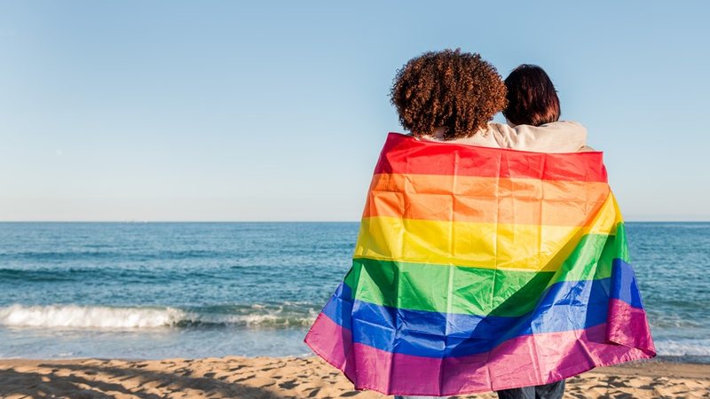 Aceitação popular ao casamento entre pessoas do mesmo sexo caiu de 44% para 36% em relação à pesquisa anterior - Envato
