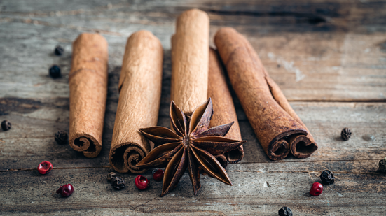 A variedade de canela mais comum no mercado, chamada canela-cássia, possui altas concentrações de cumarina - Foto: Envato Elements