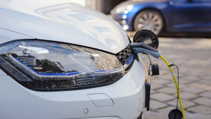 O aumento nas vendas de carros elétricos e o avanço na indústria de baterias automotivas são os principais fatores do possível crescimento - Foto: Envato Elements
