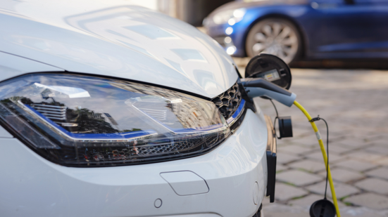 O aumento nas vendas de carros elétricos e o avanço na indústria de baterias automotivas são os principais fatores do possível crescimento - Foto: Envato Elements