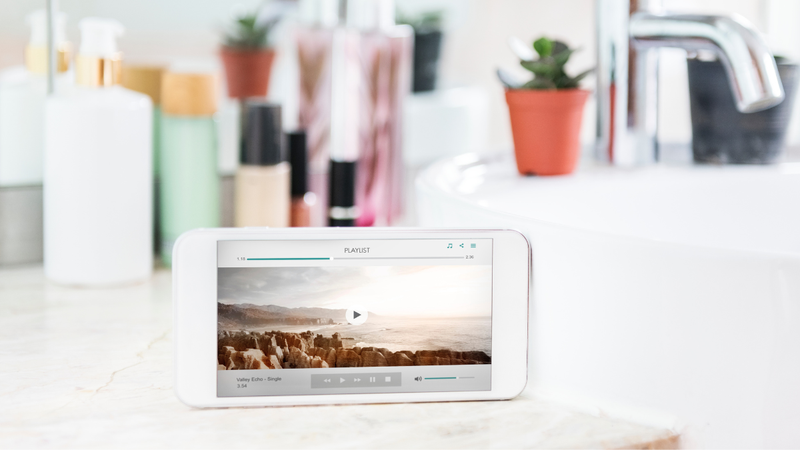 Mesmo limpo com frequência, o banheiro é um ambiente cheio de microrganismos - Foto: Envato Elements