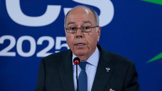 O chanceler Mauro Vieira assina a carta e endereçada ao secretário de Comércio dos EUA juntamente com Alckmin - Joédson Alves/Agência Brasil