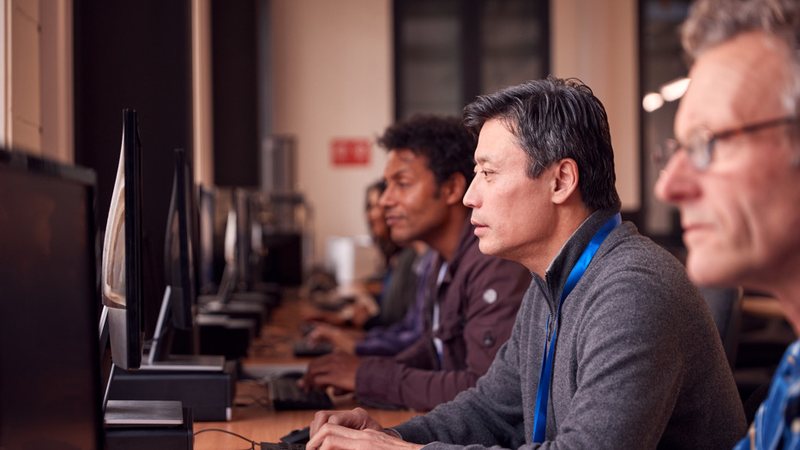 Professores de EAD devem ter preferencialmente mestrado e doutorado, e sua atuação deve ser em áreas de sua formação - Envato