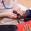 O tratamento contra hipertensão deve ser feito com cuidado. Geralmente, o uso de medicamentos é indicado quando a pressão sistólica passa de 140 mmHg - Foto: Envato Elements