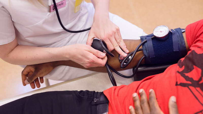 O tratamento contra hipertensão deve ser feito com cuidado. Geralmente, o uso de medicamentos é indicado quando a pressão sistólica passa de 140 mmHg - Foto: Envato Elements