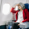 O medo de avião pode atingir tanto quem nunca viajou quanto quem já teve uma experiência traumática em voo - Envato Elements