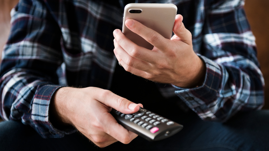 Basta configurar aplicativos específicos para transformar o smartphone em um controle remoto funcional - Foto: Envato Elements