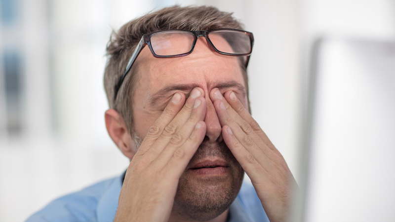 Esse hábito constante de “rolar para baixo” tornou-se um comportamento comum e quase automático - Foto: Envato Elements
