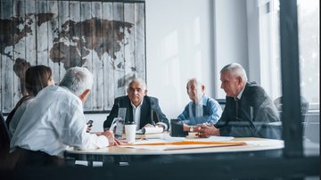 O conselho de administração, entre outras atividades, dá as diretrizes estratégicas e analisa riscos envolvendo a organização - Envato