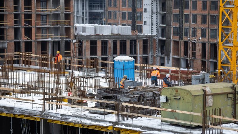 De acordo com a CBIC, o setor mantendo um ritmo forte de geração de empregos, mas há falta de trabalhadores qualificados - Envato