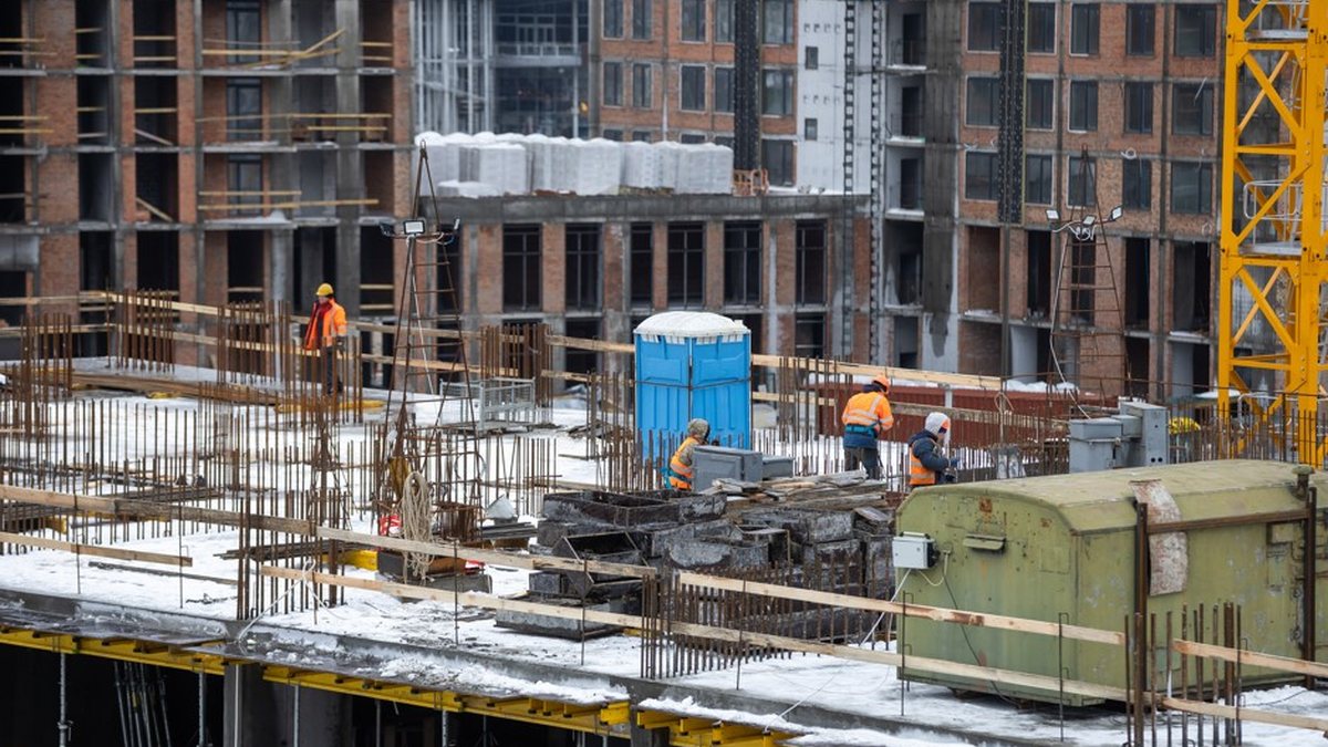 De acordo com a CBIC, o setor mantendo um ritmo forte de geração de empregos, mas há falta de trabalhadores qualificados - Envato
